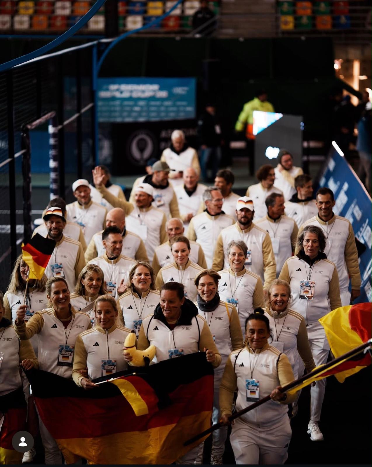 Deutsche Padel-Nationalmannschaft beim FIP Senior World Cup 2026 in Buenos Aires. Die Spielerinnen und Spieler treten gemeinsam in Teamkleidung auf und tragen deutsche Fahnen.